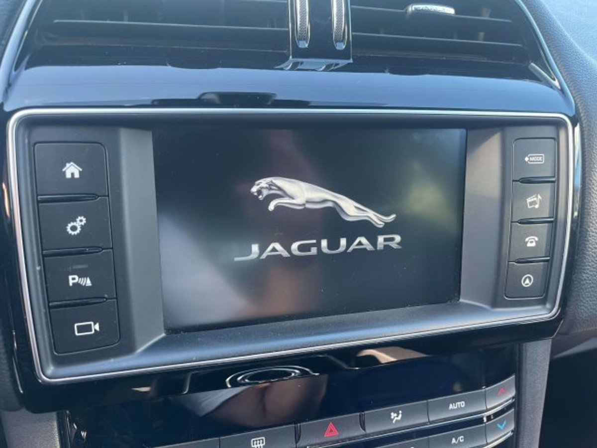 Jaguar F-Pace 3.0 D V6 300 CV AWD aut. Prestige (10)