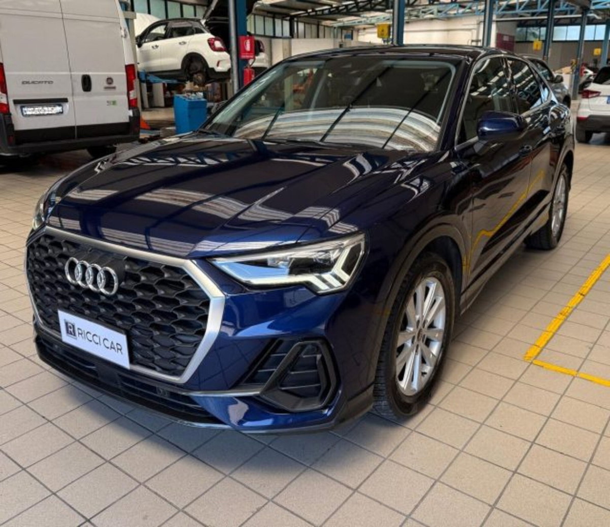 Audi Q3 35 TDI quattro S tronic Business (2)