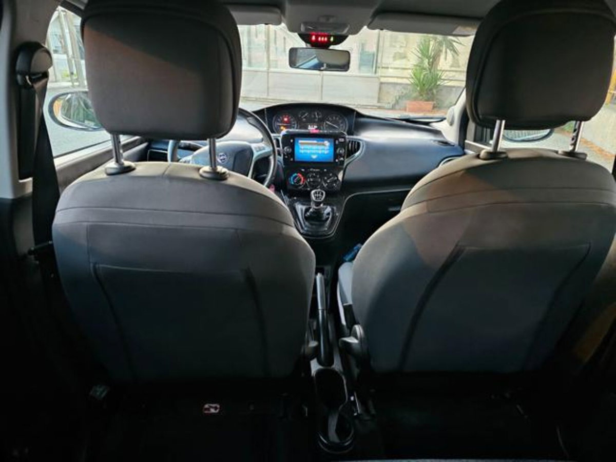 Lancia Ypsilon 1.0 FireFly 5 porte S&S Hybrid Ecochic Gold (11)