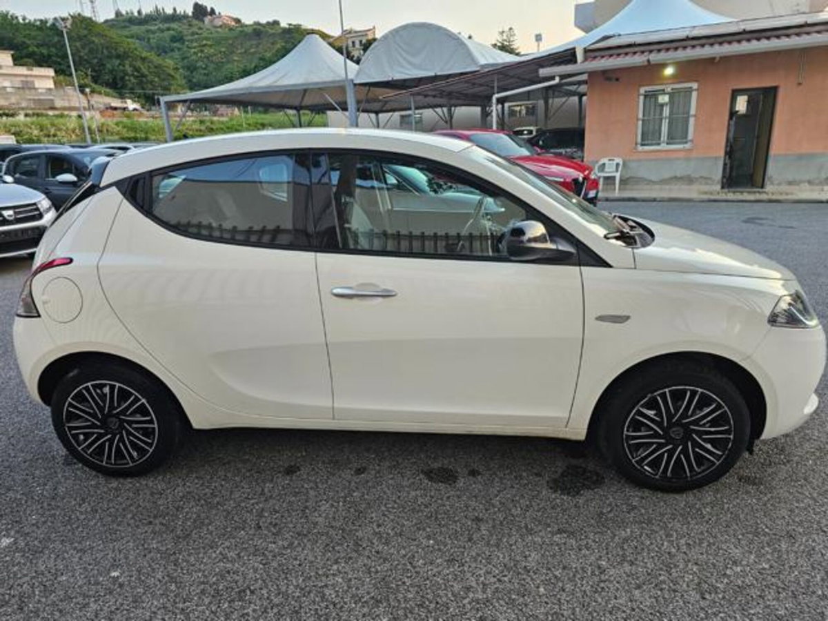 Lancia Ypsilon 1.0 FireFly 5 porte S&S Hybrid Ecochic Gold (4)