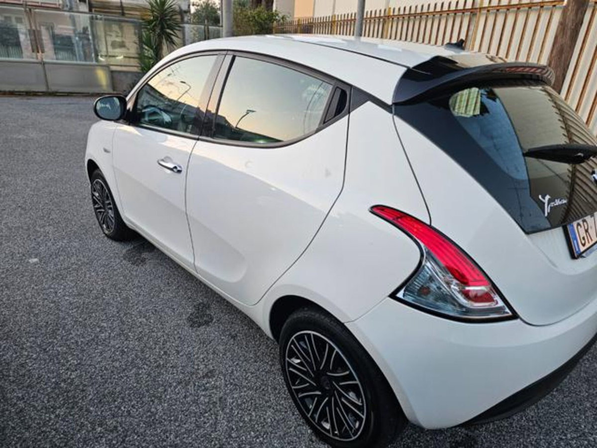 Lancia Ypsilon 1.0 FireFly 5 porte S&S Hybrid Ecochic Gold (8)