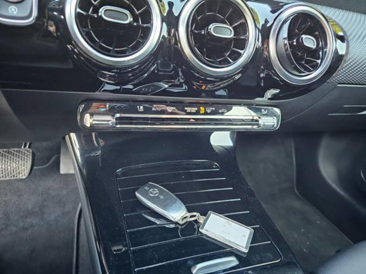 Mercedes-Benz Classe A Sedan 180 d 4p. Business (18)