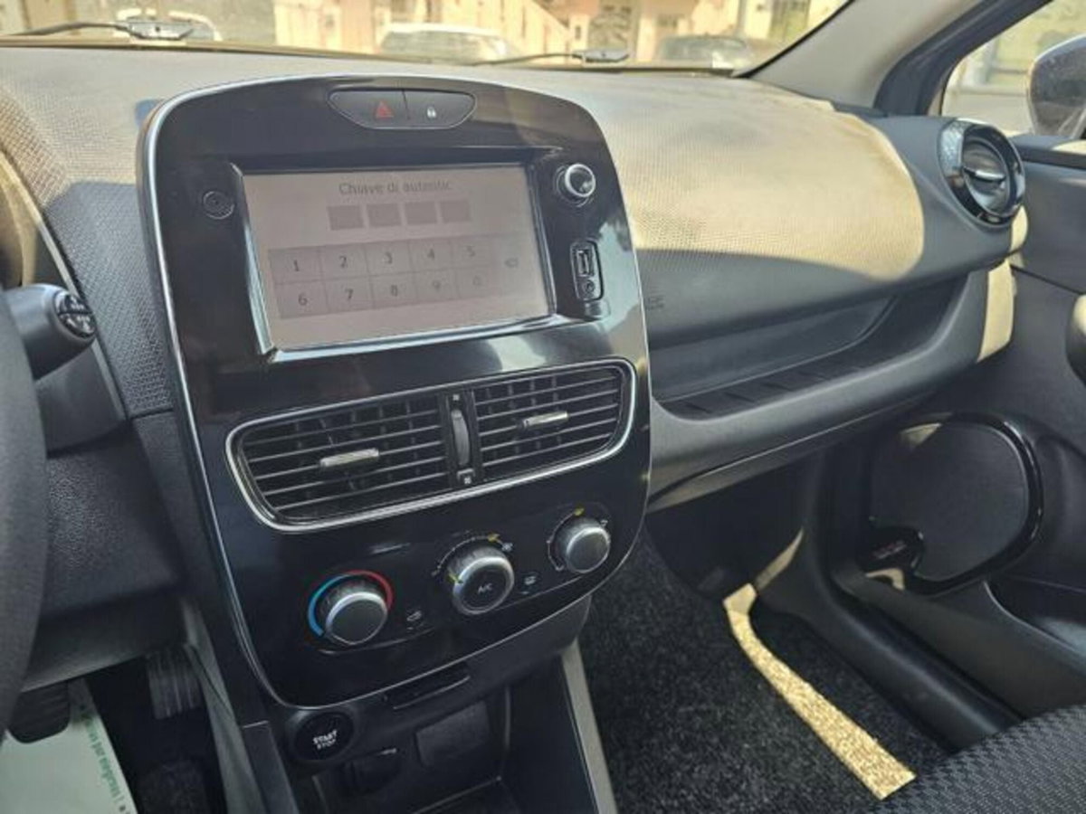 Renault Clio dCi 8V 75 CV 5 porte Moschino Zen (16)