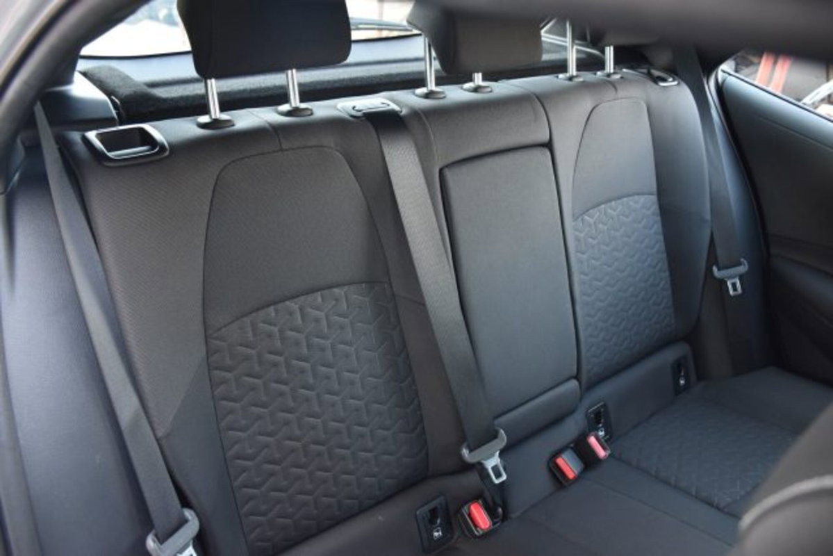 Toyota Corolla 1.8 Hybrid Business (17)