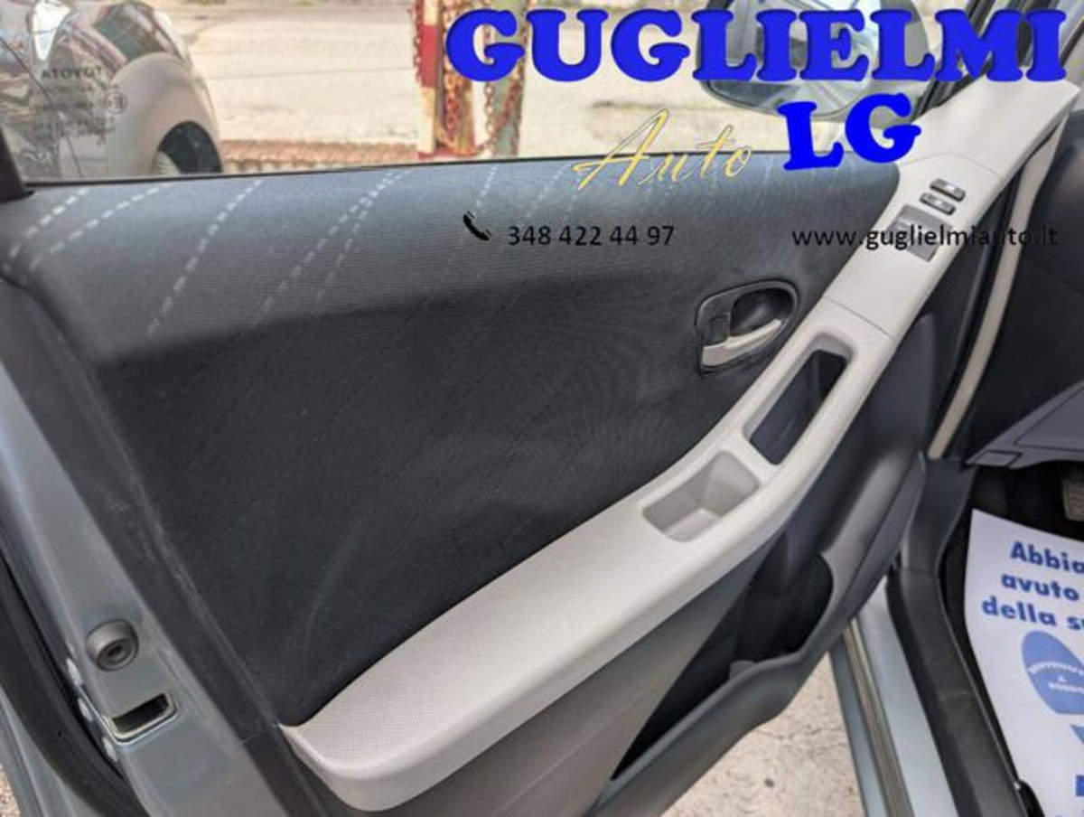 Toyota Yaris 1.3 5 porte Sol (10)