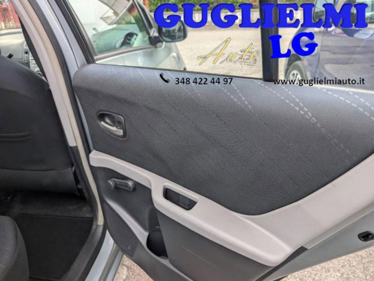 Toyota Yaris 1.3 5 porte Sol (16)