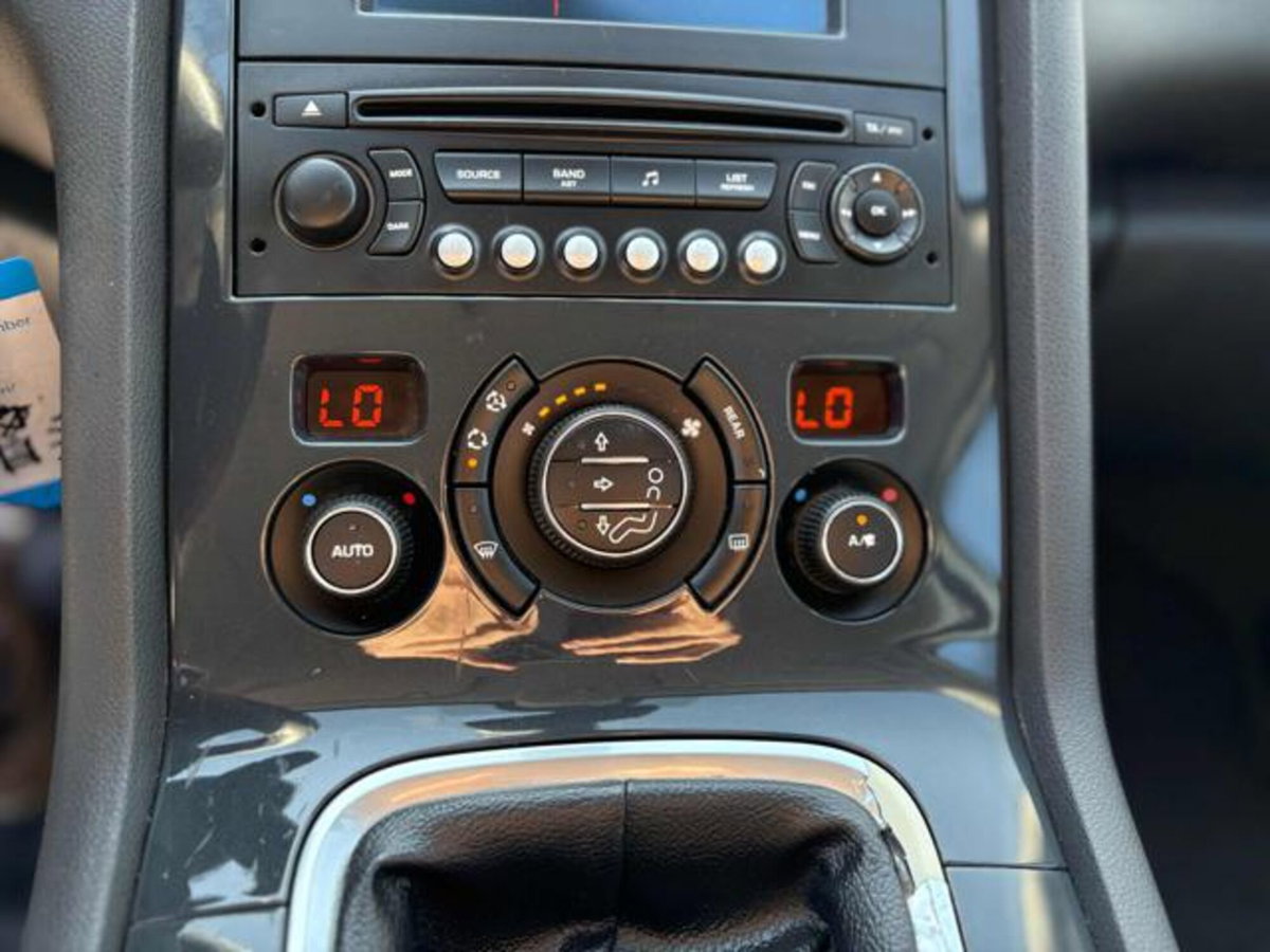 Peugeot 5008 1.6 HDi 112CV Family (10)