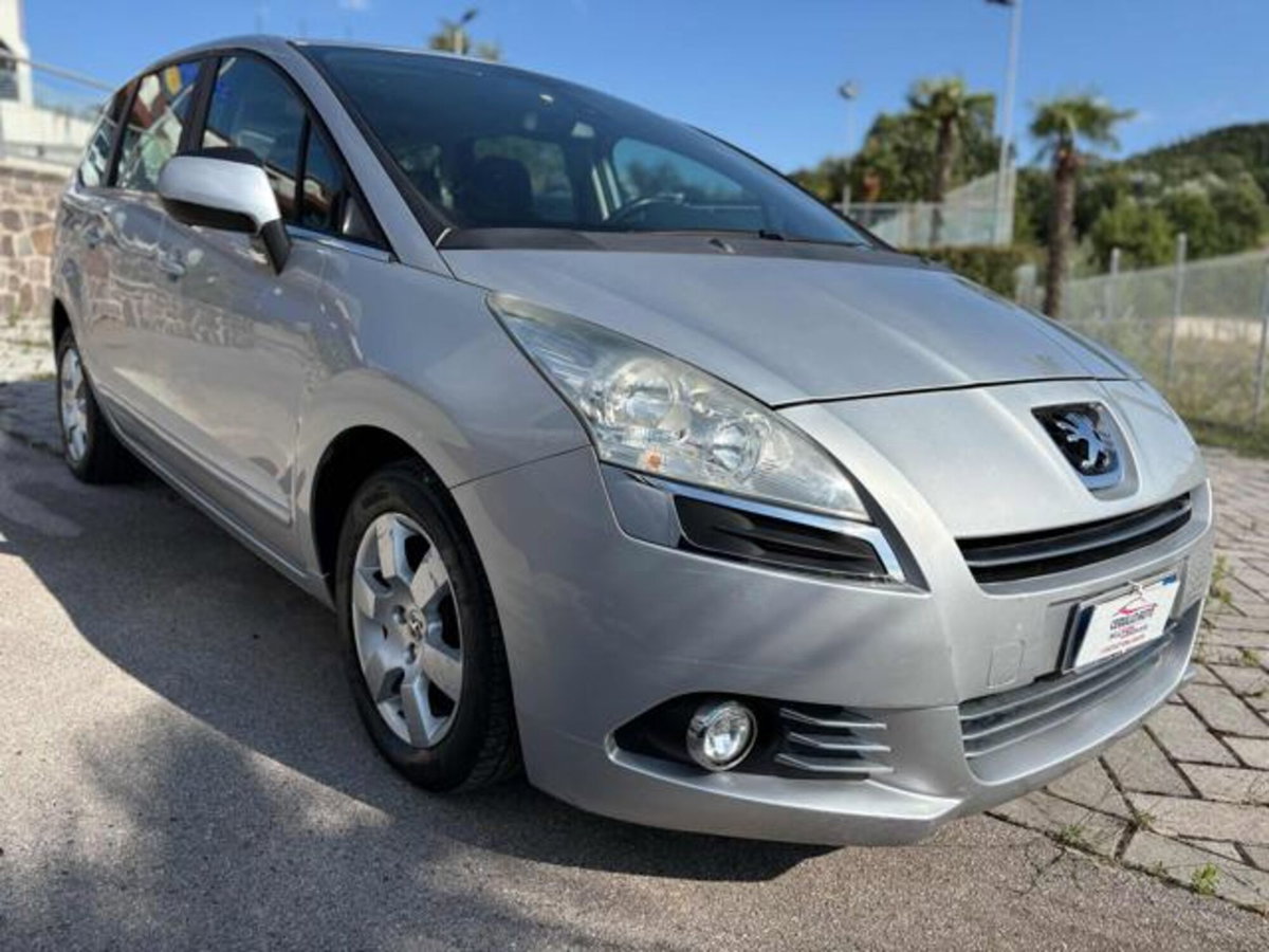 Peugeot 5008 1.6 HDi 112CV Family (2)