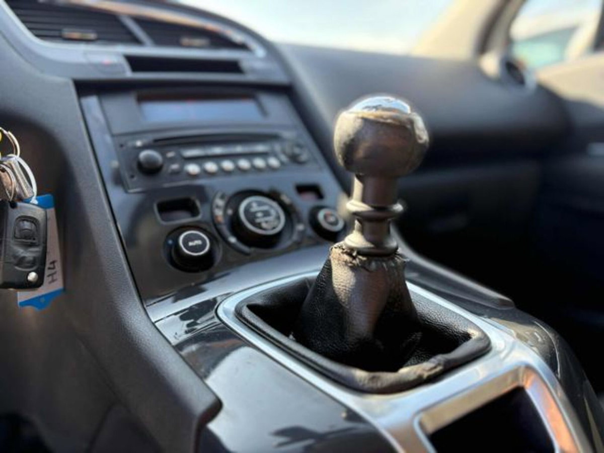 Peugeot 5008 1.6 HDi 112CV Family (9)