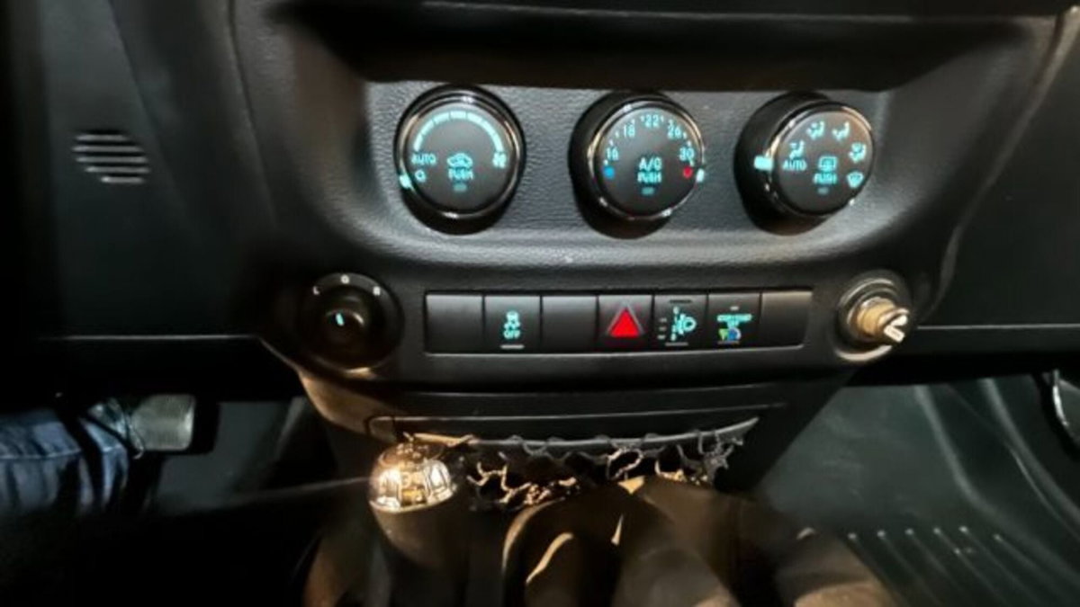 Jeep Wrangler 2.8 CRD DPF Sahara (12)