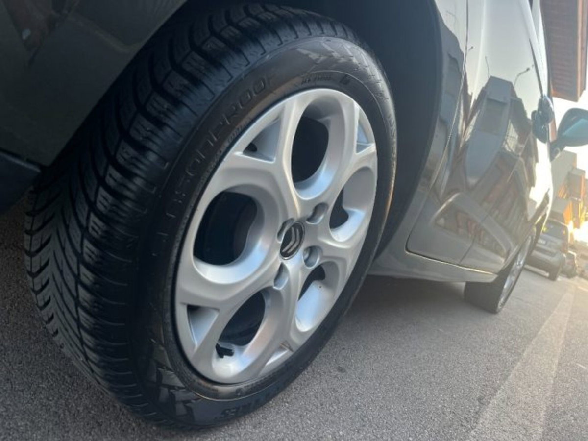Citroen C3 1.4 HDi 70 Exclusive (4)