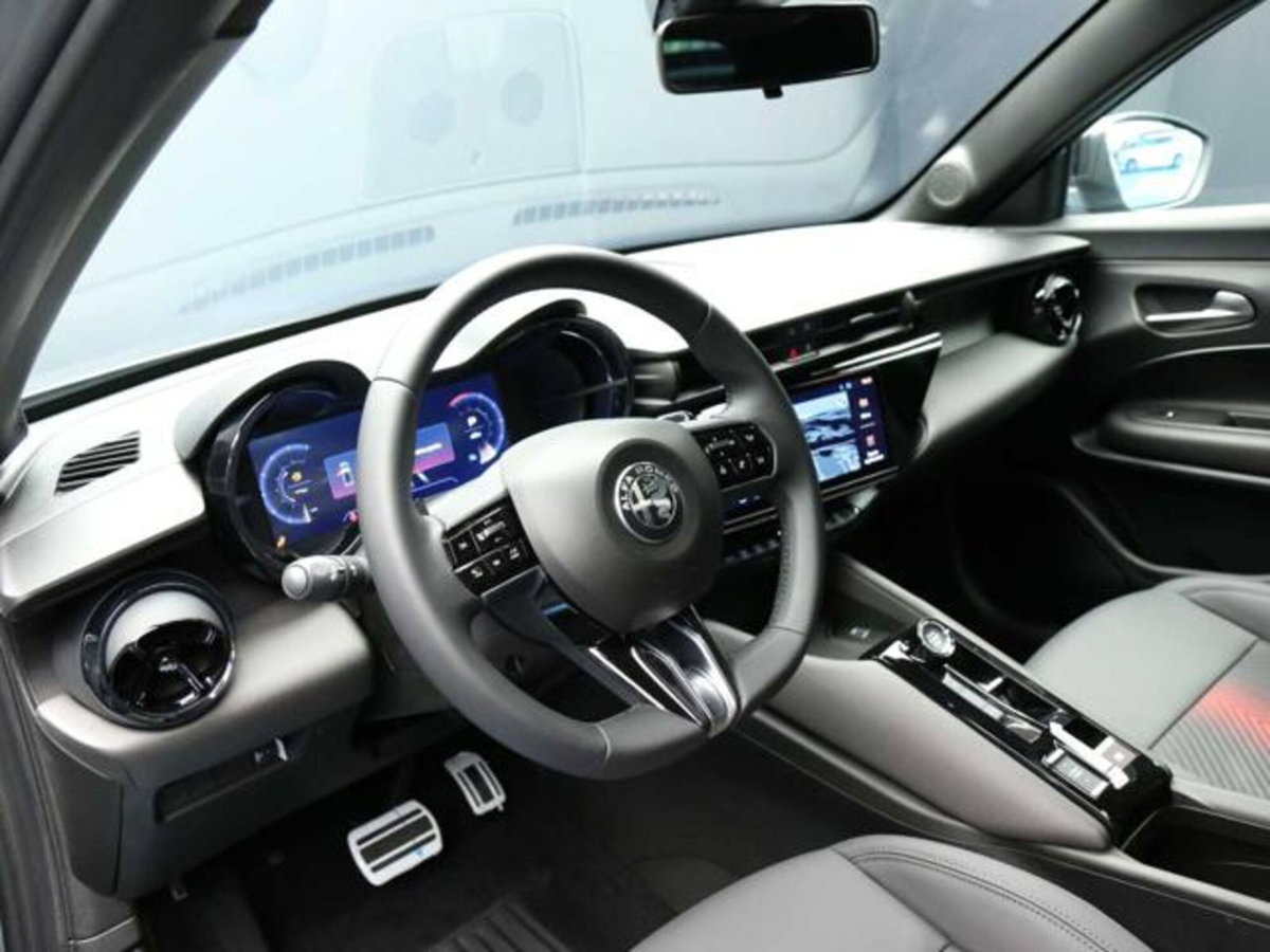 Alfa Romeo Junior 1.2 ibrida Speciale 145cv edct6 (8)