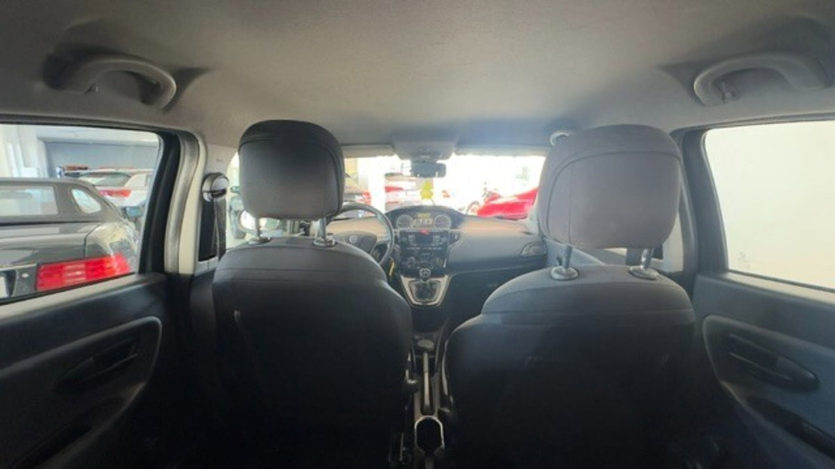 Lancia Ypsilon 1.2 69 CV 5 porte Silver (11)