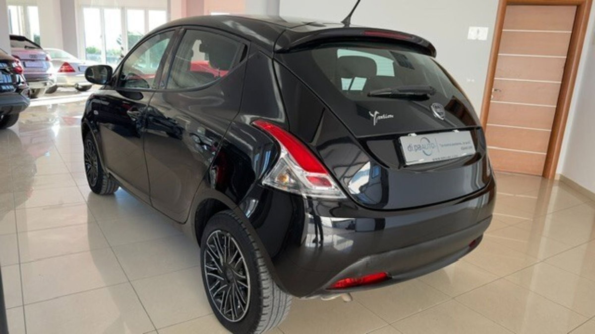 Lancia Ypsilon 1.2 69 CV 5 porte Silver (2)
