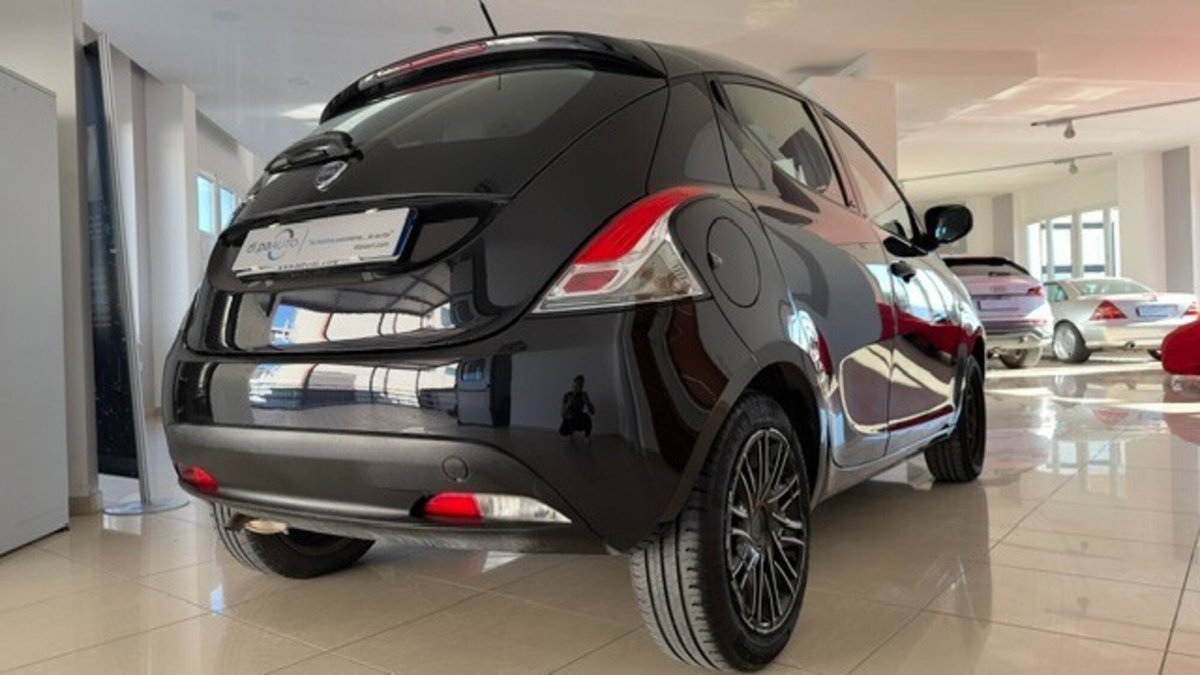 Lancia Ypsilon 1.2 69 CV 5 porte Silver (4)