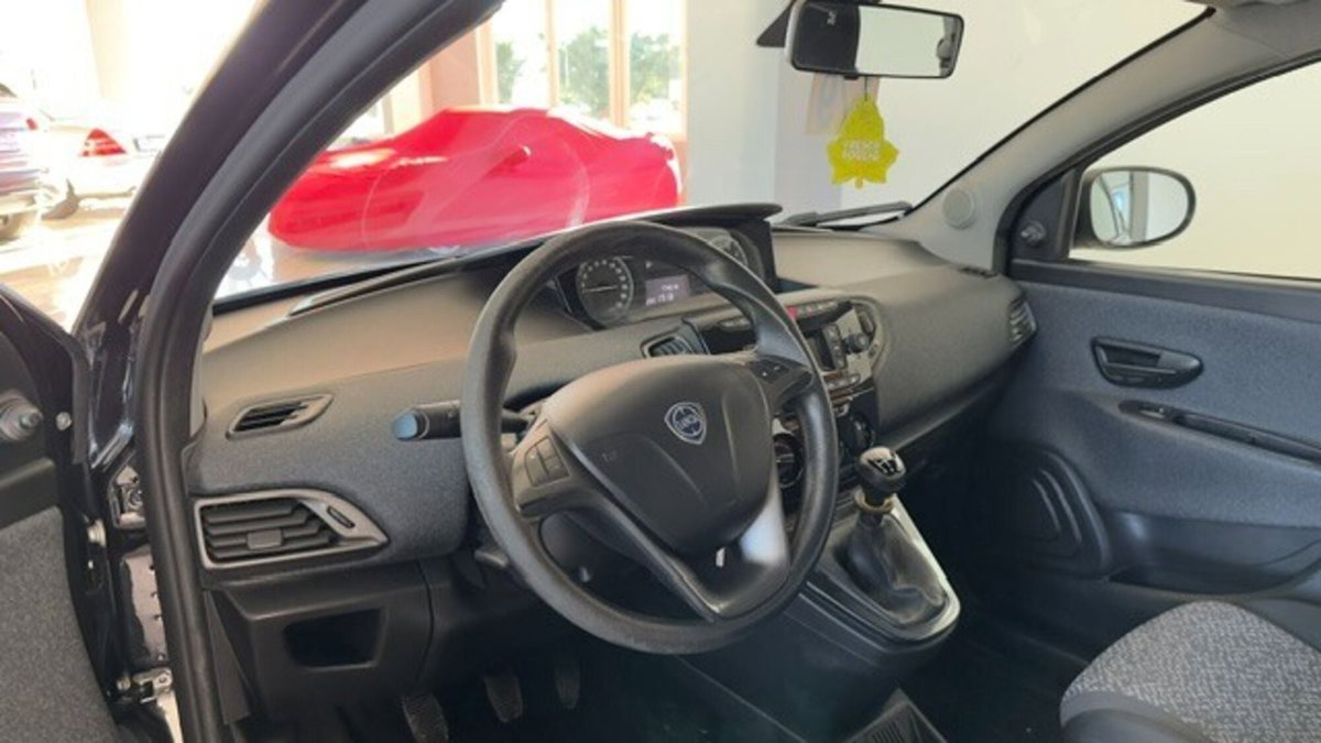 Lancia Ypsilon 1.2 69 CV 5 porte Silver (5)