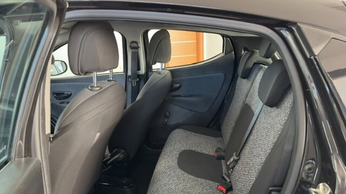 Lancia Ypsilon 1.2 69 CV 5 porte Silver (7)