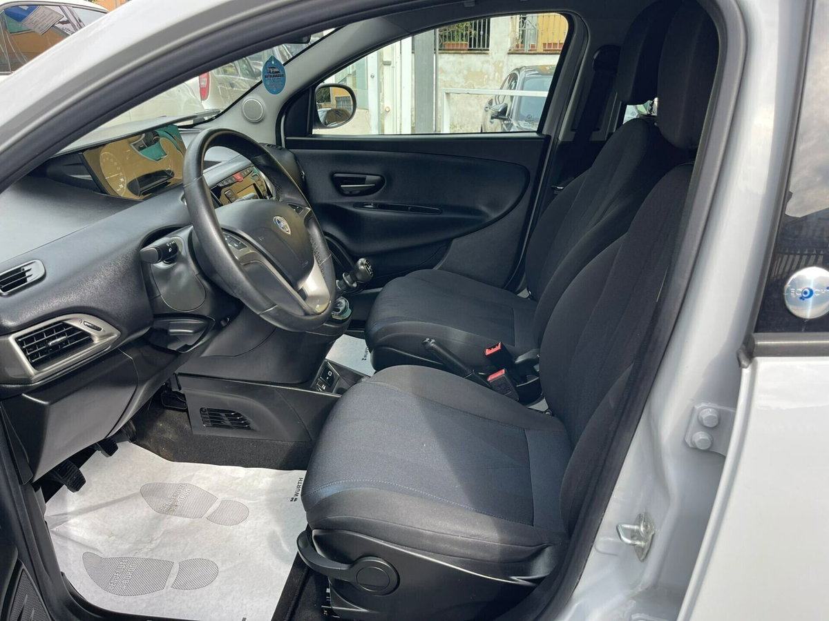 Lancia Ypsilon 1.2 69 CV 5 porte GPL Ecochic Gold (18)