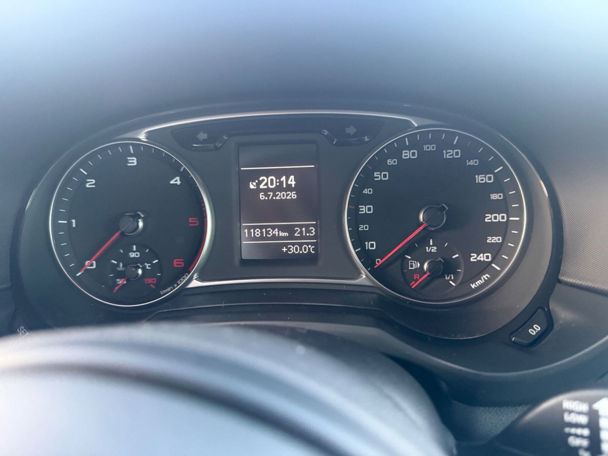 Audi A1 1.6 TDI 105 CV Attraction (14)