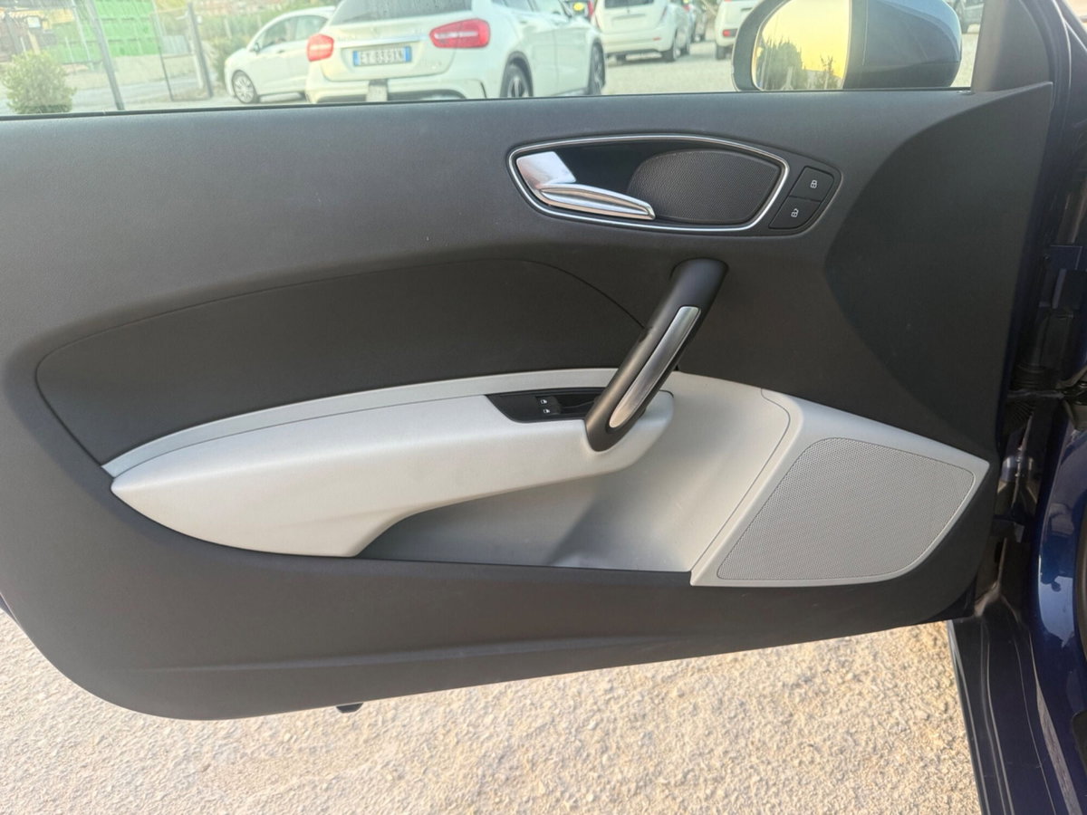 Audi A1 1.6 TDI 105 CV Attraction (9)