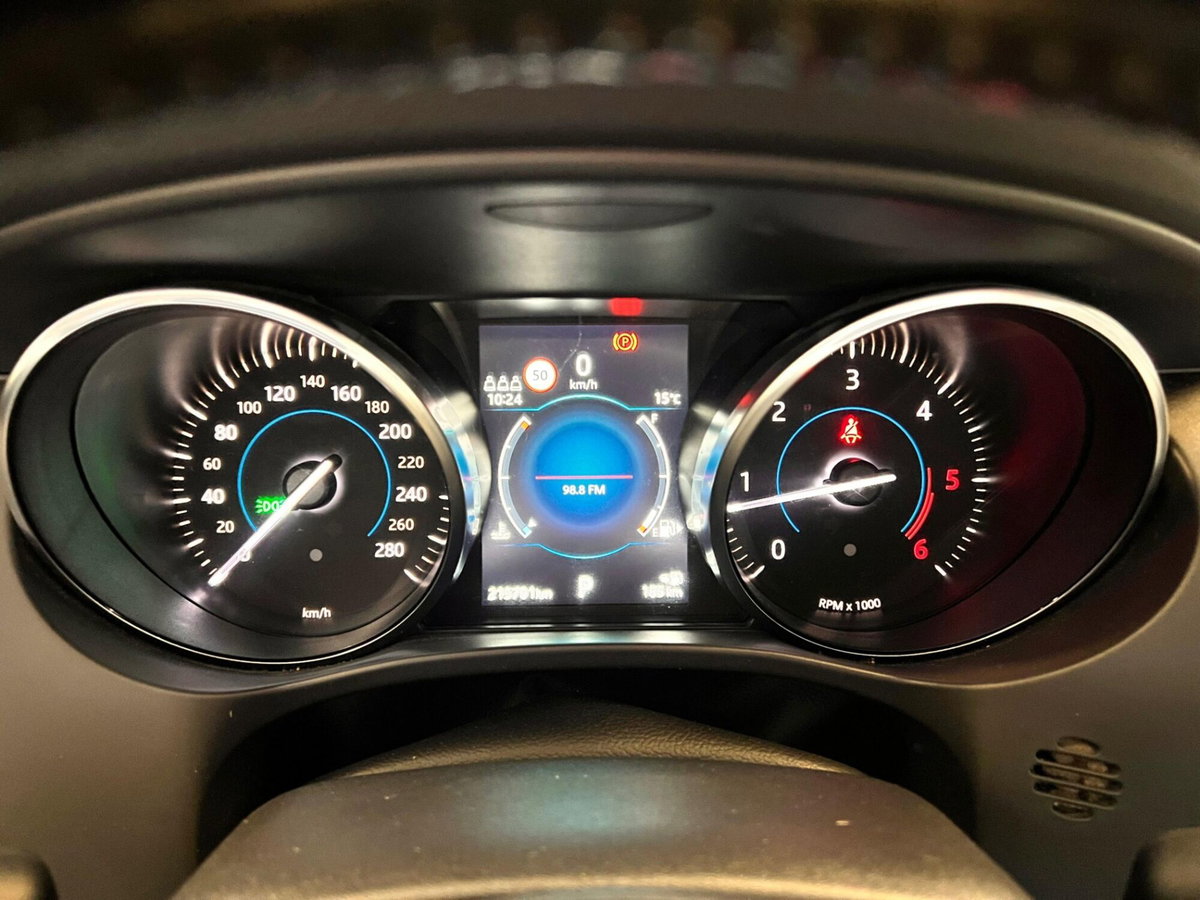 Jaguar E-Pace 2.0D 180 CV AWD (10)