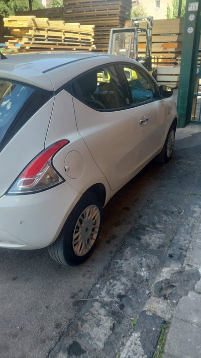 Lancia Ypsilon 0.9 TwinAir 85 CV 5 porte Metano Ecochic Platinum (2)