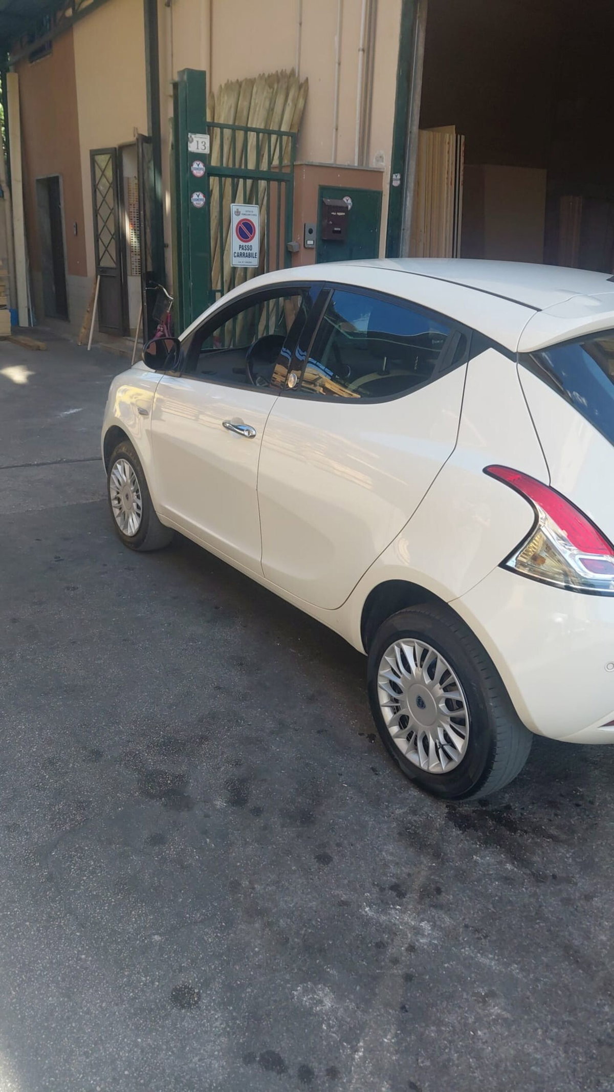Lancia Ypsilon 0.9 TwinAir 85 CV 5 porte Metano Ecochic Platinum (4)
