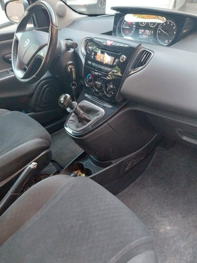 Lancia Ypsilon 1.2 69 CV 5 porte Platinum (14)