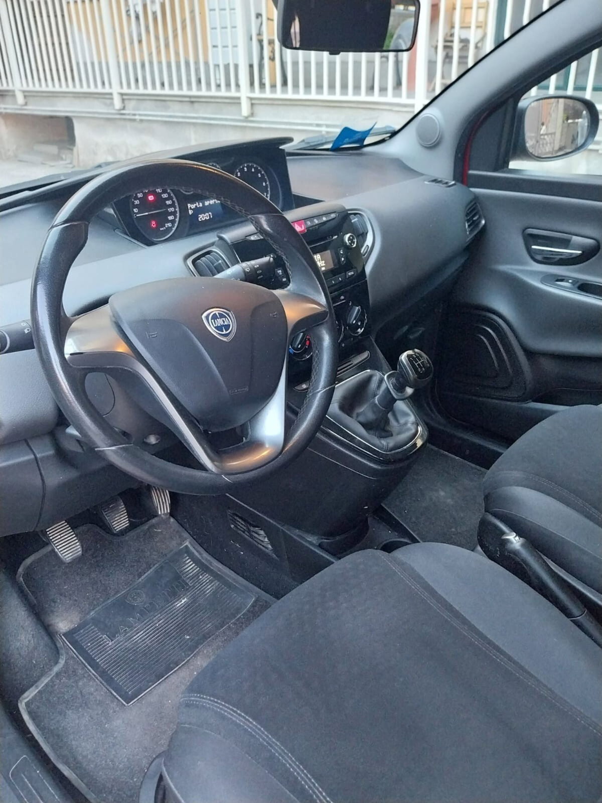 Lancia Ypsilon 1.2 69 CV 5 porte Platinum (4)