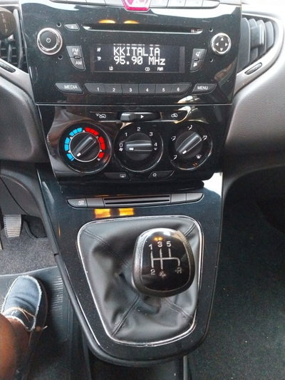 Lancia Ypsilon 1.2 69 CV 5 porte Platinum (8)