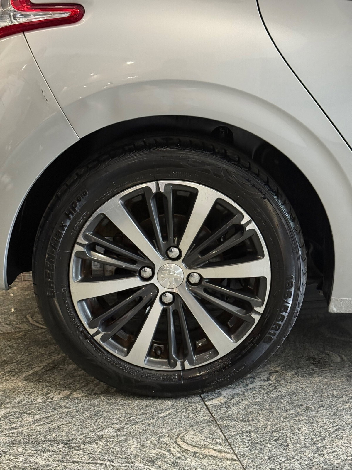 Peugeot 208 VTi 95 CV 5p. GPL Allure (10)