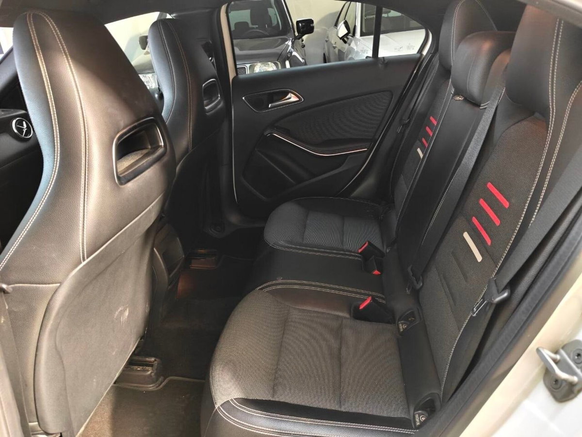 Mercedes-Benz Classe A 180 d Premium (15)