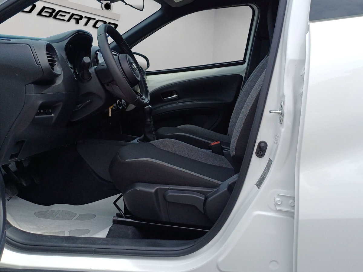 Toyota Aygo X 1.0 Active 72cv (7)