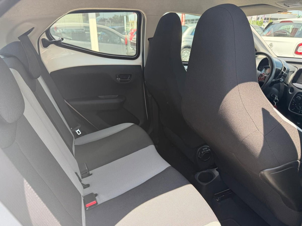Toyota Aygo 1.0 VVT-i 69 CV 5 porte x-clusiv (15)