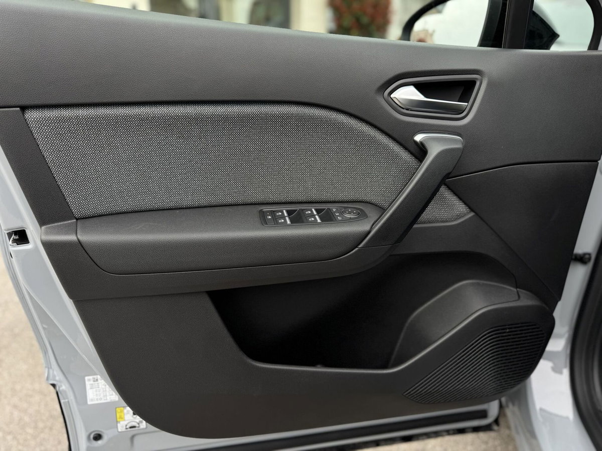 Renault Captur 1.2 eco-g Techno 120cv (8)