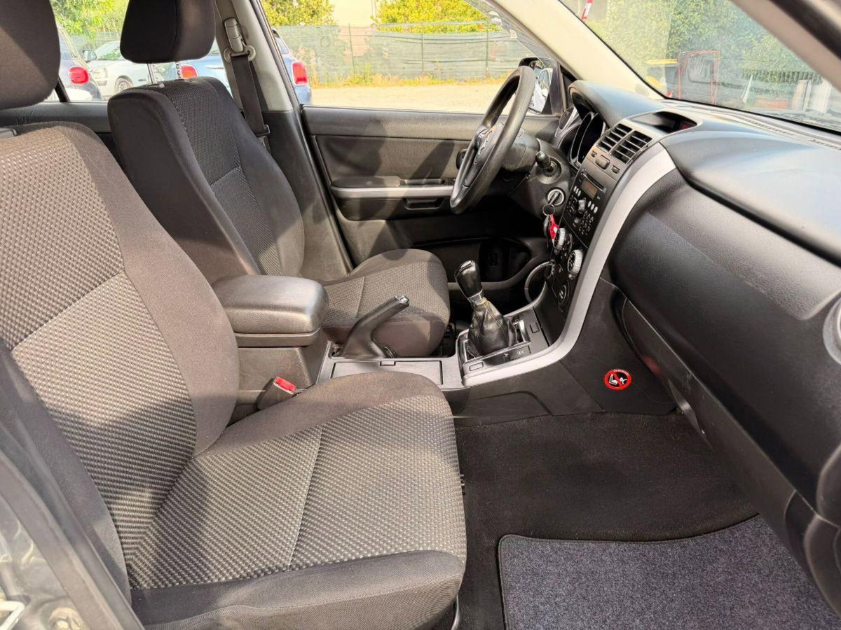 Suzuki Grand Vitara 1.9 DDiS 5 porte Executive (16)