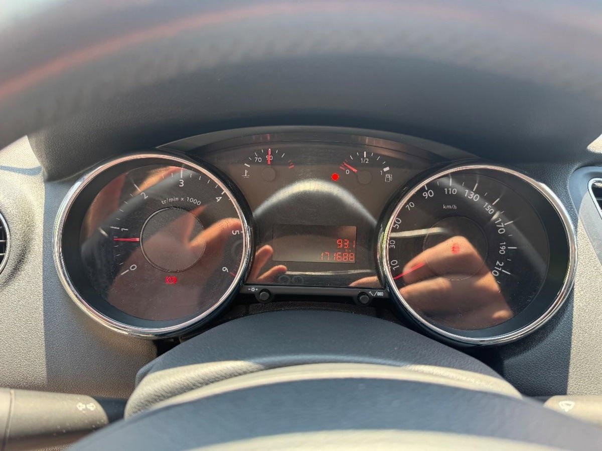 Peugeot 5008 1.6 HDi 112CV Allure (10)
