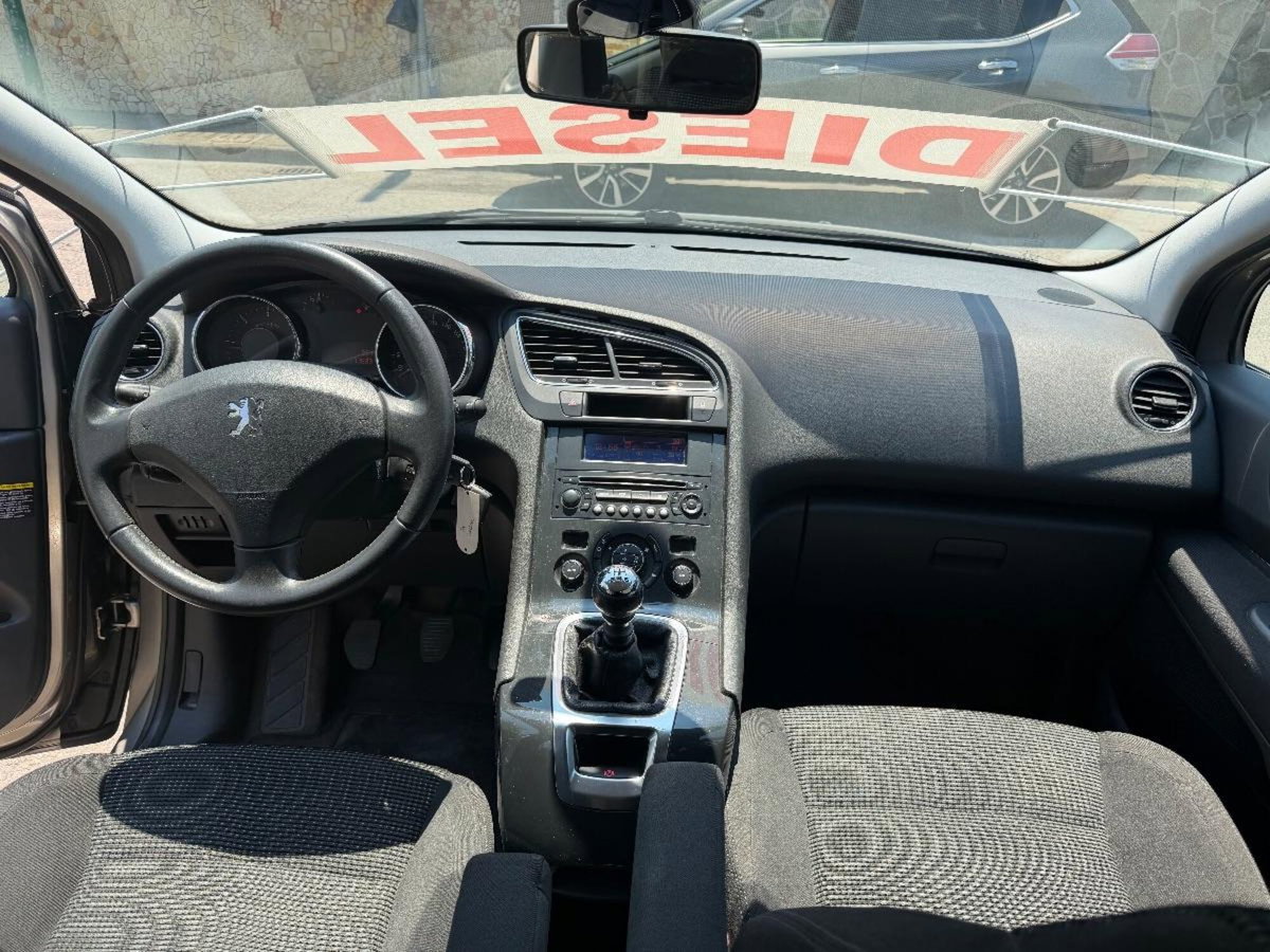 Peugeot 5008 1.6 HDi 112CV Allure (11)