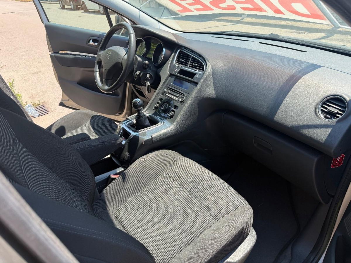 Peugeot 5008 1.6 HDi 112CV Allure (13)