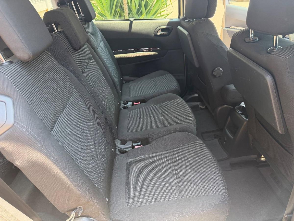Peugeot 5008 1.6 HDi 112CV Allure (14)