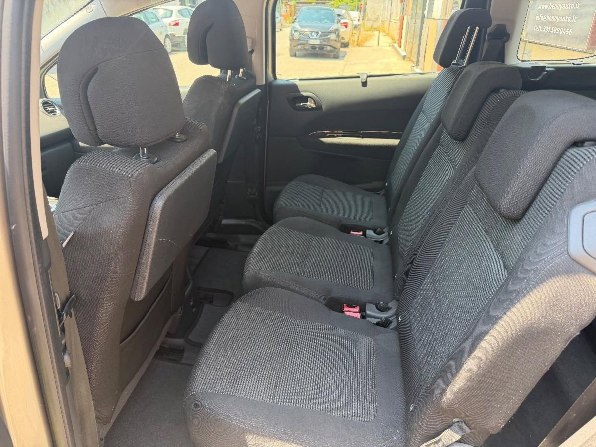 Peugeot 5008 1.6 HDi 112CV Allure (17)