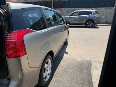 Peugeot 5008 1.6 HDi 112CV Allure (4)