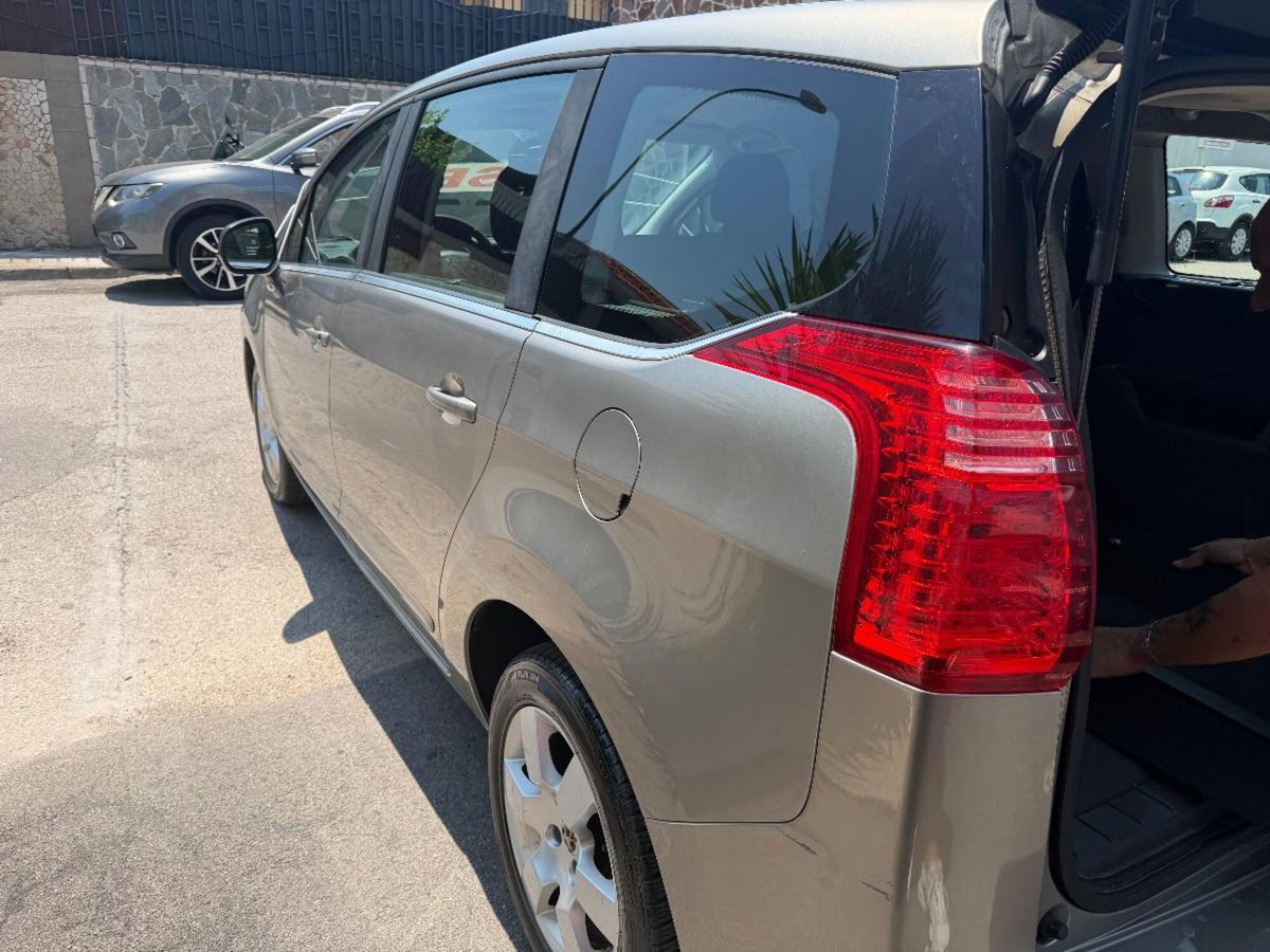 Peugeot 5008 1.6 HDi 112CV Allure (5)