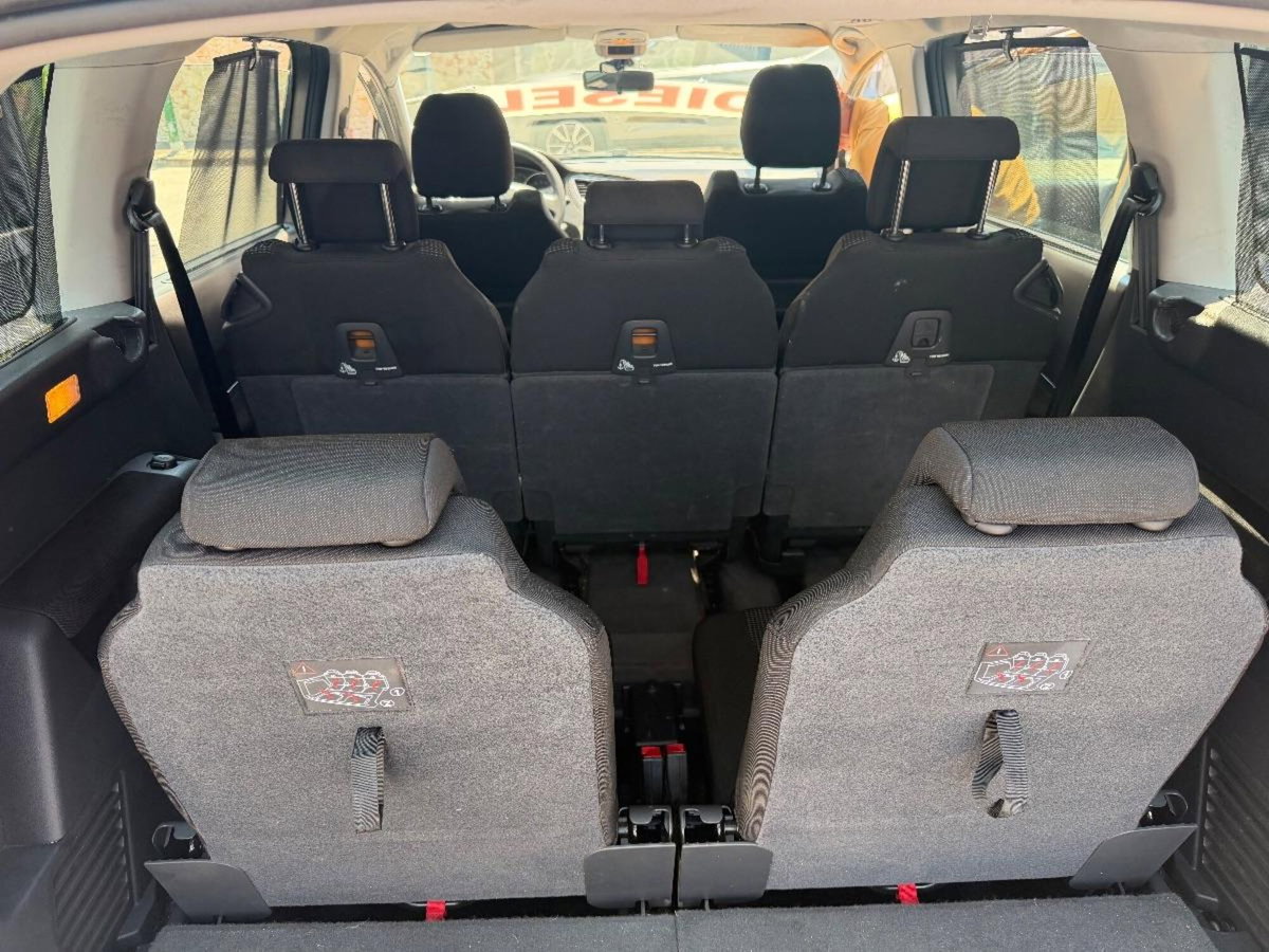 Peugeot 5008 1.6 HDi 112CV Allure (8)
