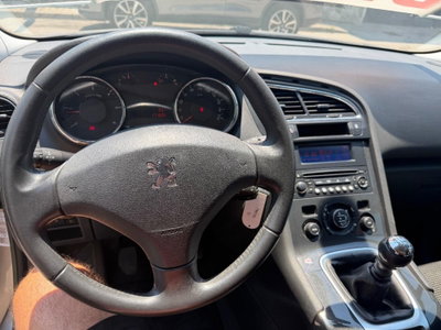 Peugeot 5008 1.6 HDi 112CV Allure (9)