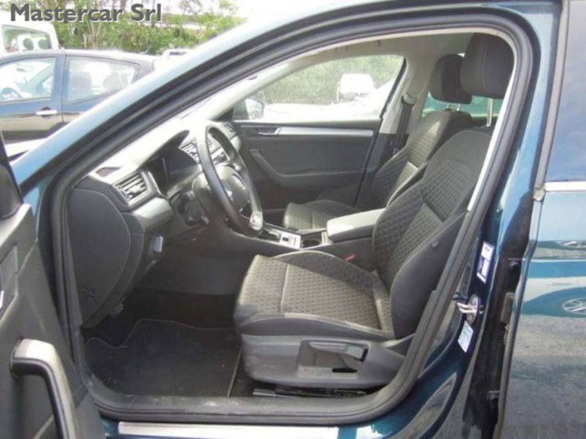 Skoda Superb Station Wagon 2.0 TDI EVO 200 CV SCR DSG Wagon 4x4 Executive (8)