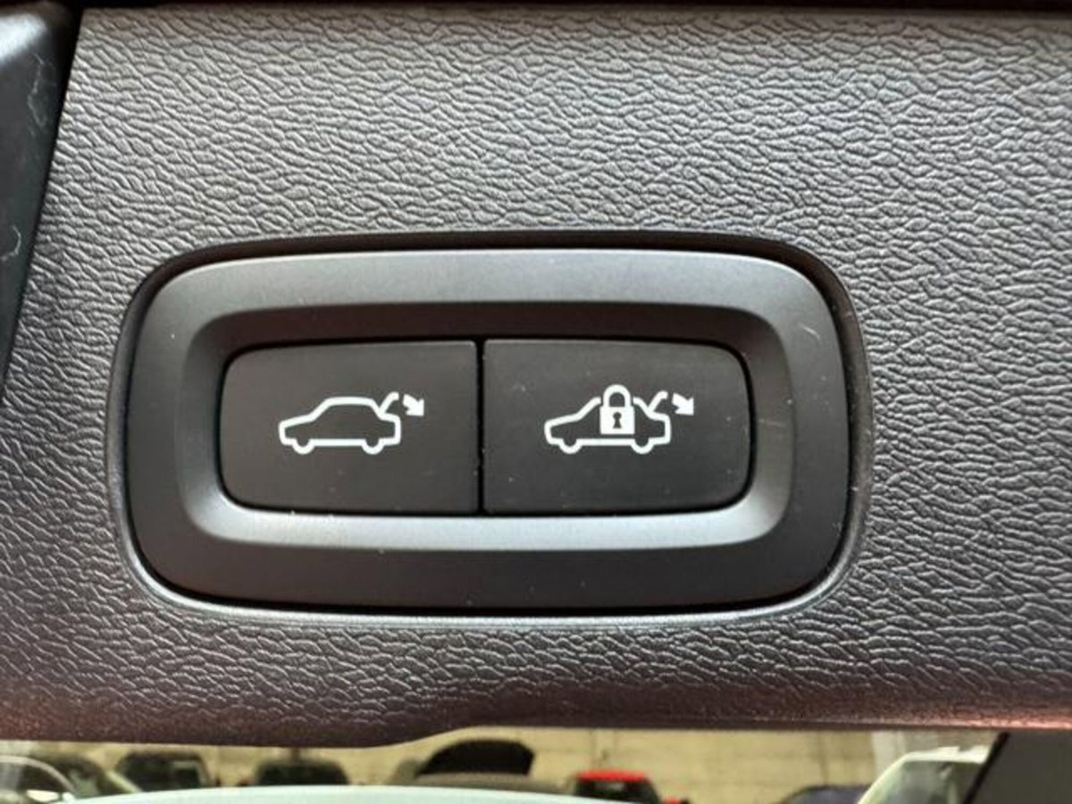 Volvo XC60 B4 (d) AWD automatico Plus Dark N1 (15)