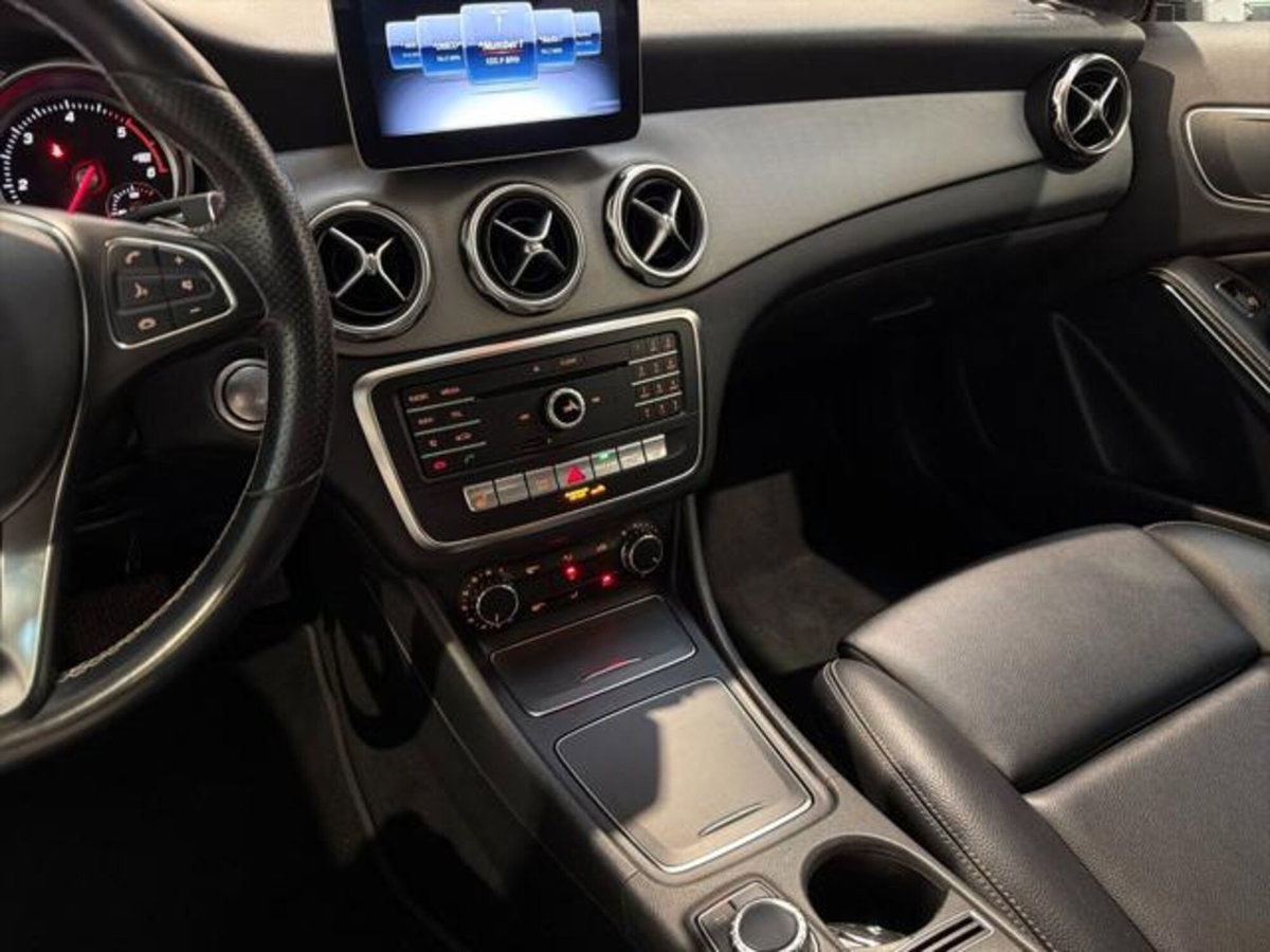 Mercedes-Benz GLA SUV 200 d Automatic 4Matic Business (11)