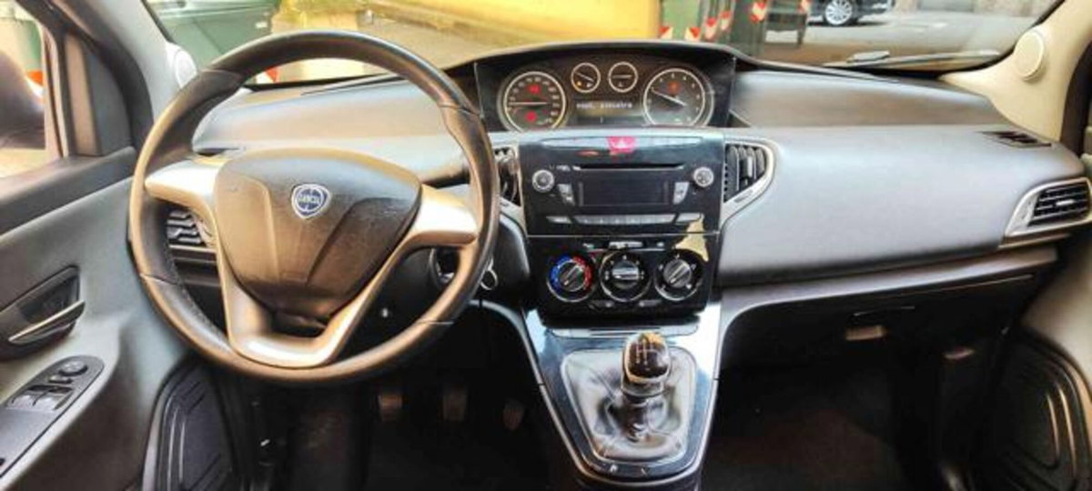 Lancia Ypsilon 1.2 69 CV 5 porte Silver (9)