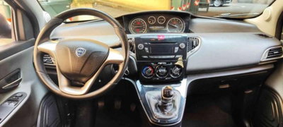 Lancia Ypsilon 1.2 69 CV 5 porte Silver (9)